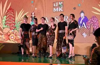 Penerima Beasiswa Sawit Jadi Model di Peragaan Busana Wastra Sawit