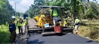 Jalan Retak Ilir-Retak Mudik Mulus Di-hotmix, Masyarakat Rasakan Manfaat Langsung DBH Sawit