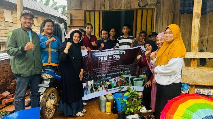 Mahasiswa UM Kendari Hijaukan Lahan Eks Tambang Pakai Pupuk POC dari Limbah Sawit