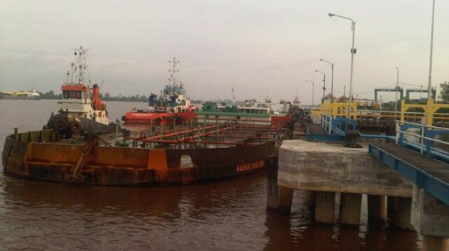 Tongkang Bocor, Muatan CPO Dipindah ke Kapal Lain