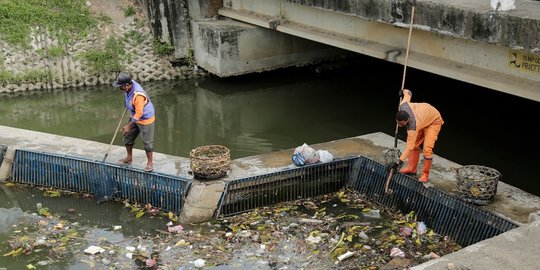 Sungai Ini Penuh Sampah Rumah Tangga, Pemkot Pasang Kubus Apung