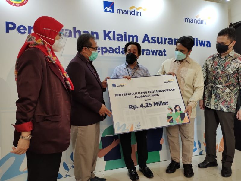 AXA & Bank Mandiri Serahkan Klaim untuk Nakes COVID-19 yang Gugur dalam Tugas