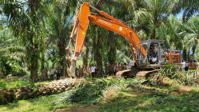 4 Tersangka Kasus Korupsi Replanting Ditahan  Tengah Malam
