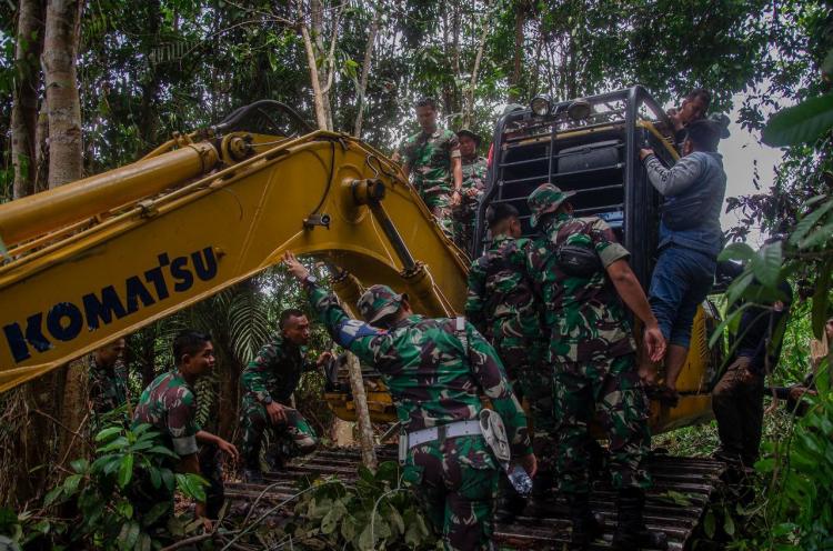 Petugas Amankan Satu Unit Alat Berat di Giam Siak Kecil