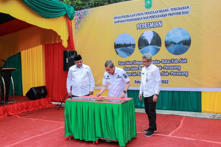 Jalan di Tengah Kebun Sawit Itu Diresmikan Syamsuar
