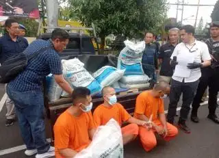 Diedarkan Hingga Sumatera dan Kalimantan, Sindikat Pupuk Ilegal Diringkus di Jatim