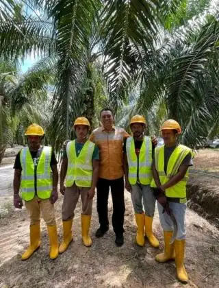 Bertemu Warganya di Kebun Sawit di Malaysia, Begini Kesan Gubernur NTB