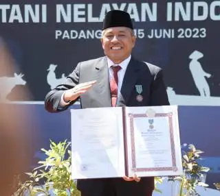 Berhasil Bangun Pertanian di Siak, Bupati Alfedri Terima Penghargaan Satyalancana Wira Karya dari Jokowi