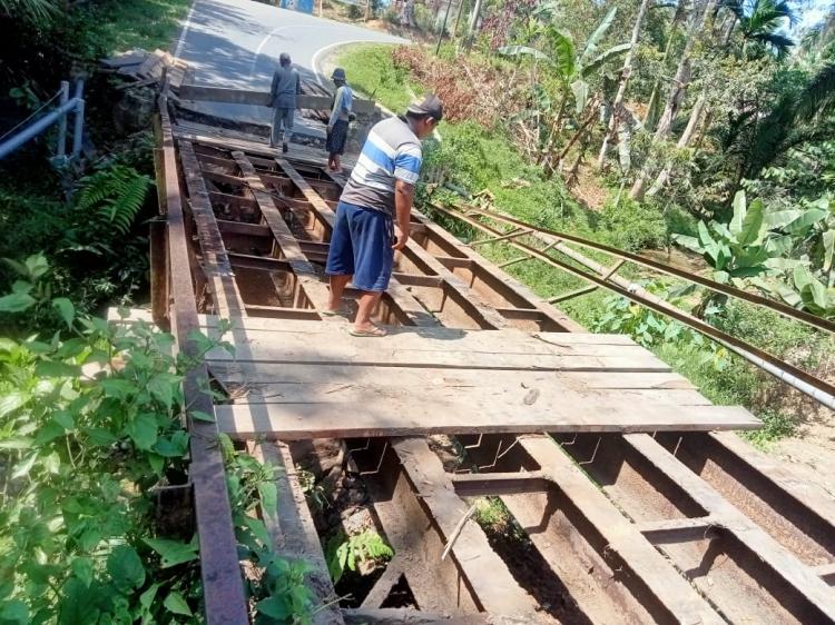 Warga dan Perusahaan Sawit Gotong Royong Perbaiki Jembatan di Air Muring