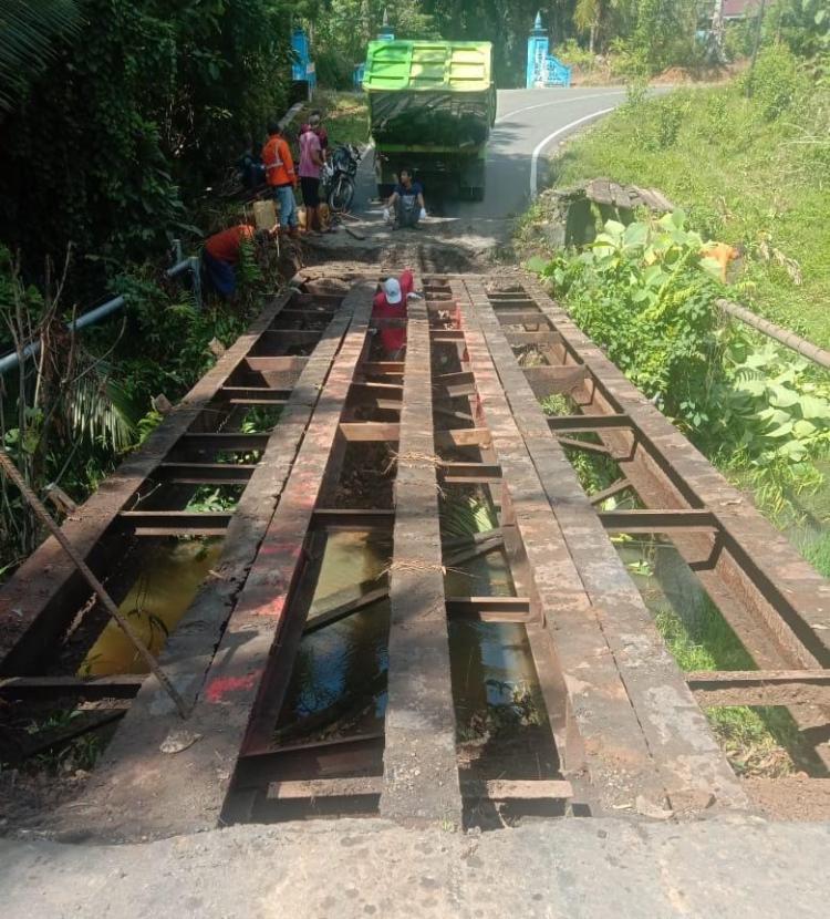 Perusahaan Perkebunan Sawit Perbaiki Jembatan di Kabupaten Bengkulu Utara