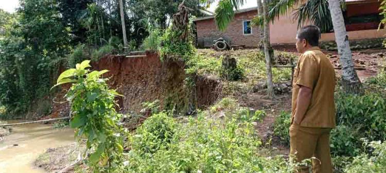 Rumah Petani Sawit di Bengkulu Terancam Masuk Sungai, Kok Bisa!