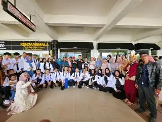 Grup Terakhir, 23 Anak Petani Sumbar Penerima Beasiswa Sawit 'OTW' ke Yogyakarta