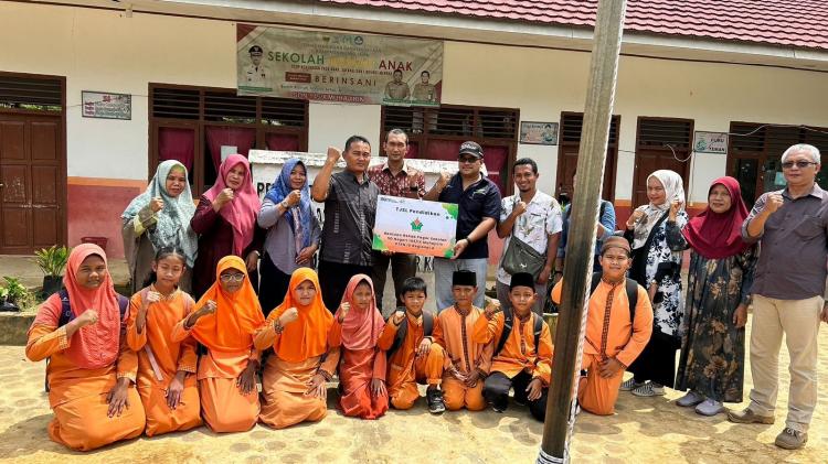 Demi Kenyamanan Siswa, PTPN IV Regional 4 Bantu Perbaikan Pagar SD 145 Desa Muhajirin