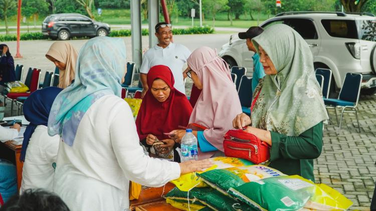 Perluas Distribusi, PTPN IV PalmCo Salurkan 195 Ton Beras SPHP di Tujuh Provinsi