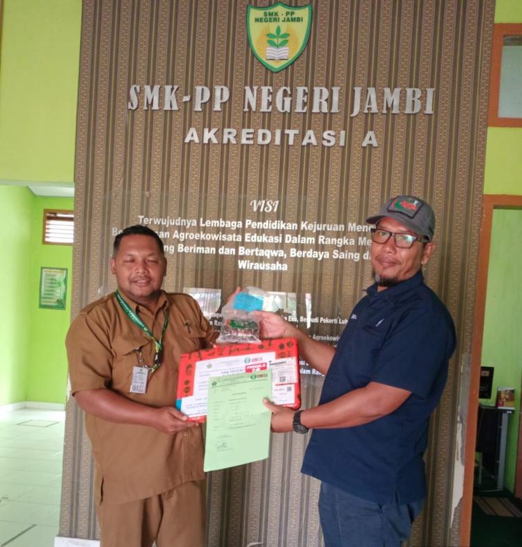 Siapkan SDM Unggul Perkebunan, PTPN IV Regional IV Salurkan 1.000 Bibit Sawit untuk SMK PP Jambi