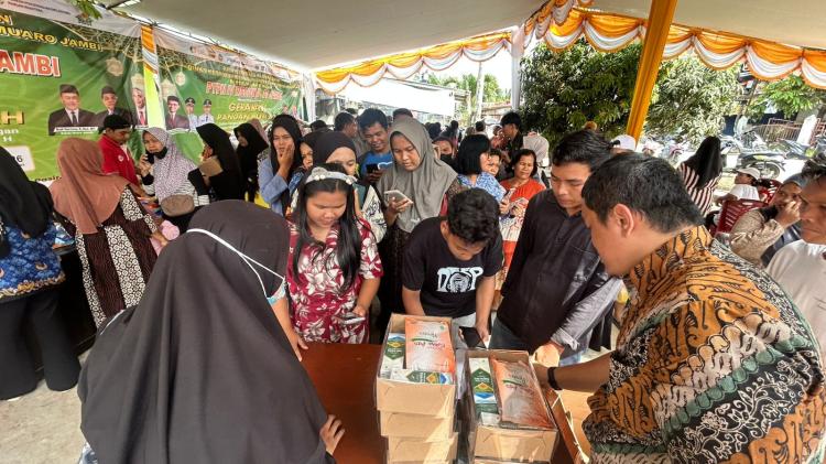 Gerakan Pangan Murah, PTPN IV Regional IV Salurkan Hampers Gratis untuk Warga