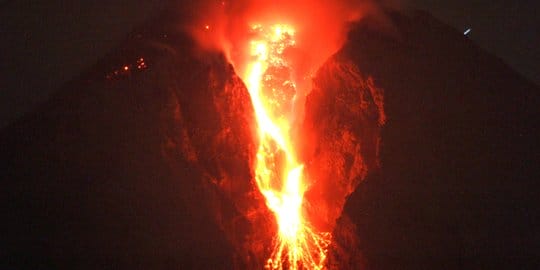 Gunung Merapi Luncurkan Guguran Lava Pijar Sejauh 1,5 Km