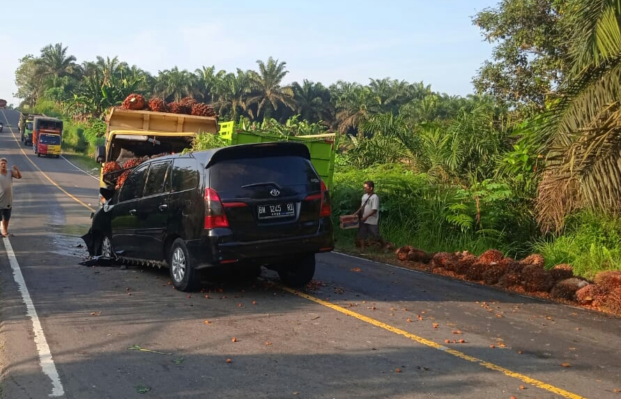 Minibus Seruduk Truk, TBS Berserak di Jalan